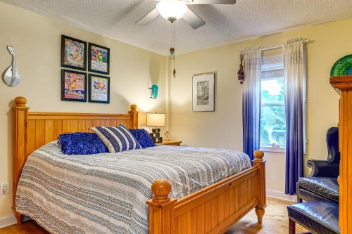 Katil atau katil-katil dalam bilik di Nags Head Apt with Patio - half Mile Walk to Beach!