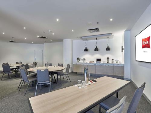 Бизнес-центр и/или конференц-зал в ibis Perth