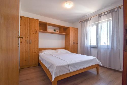 Apartments with parking space Banjol, Rab - 14134