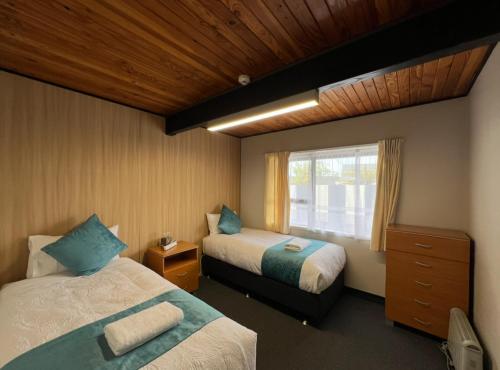 Una cama o camas en una habitación de Mountain View Motel