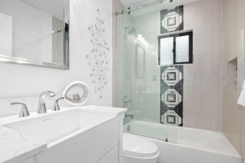 Un baño blanco con inodoro y ducha. en Modern Roose-Private Pool-In Old Town Scottsdale, en Scottsdale