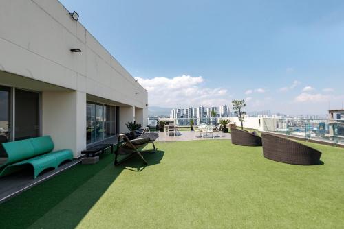 a balcony of a building with a green lawn at Hidden Gem Collection Interlomas in Mexico City