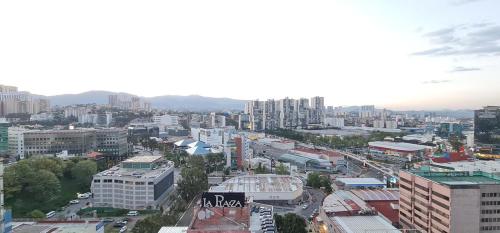 una vista aérea de una ciudad con edificios altos en Hidden Gem Collection Interlomas, en Ciudad de México