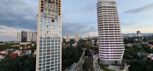 un edificio alto en una ciudad con una ciudad en Hidden Gem Collection Interlomas, en Ciudad de México