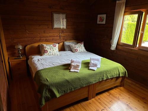 ein Schlafzimmer mit einem Bett mit zwei Handtüchern darauf in der Unterkunft Chalé do Pinheiro in Vila Nova de Cerveira