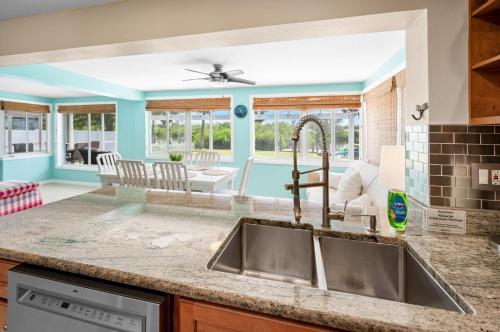 Φωτογραφία από το άλμπουμ του Waterfront 3BR – Pool, Dock, Kayaks & Beach σε Englewood