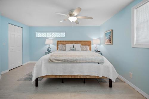 Ένα ή περισσότερα κρεβάτια σε δωμάτιο στο Waterfront 3BR – Pool, Dock, Kayaks & Beach