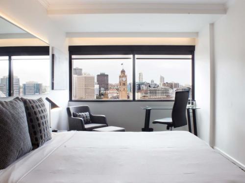 Ένα ή περισσότερα κρεβάτια σε δωμάτιο στο Mercure Sydney
