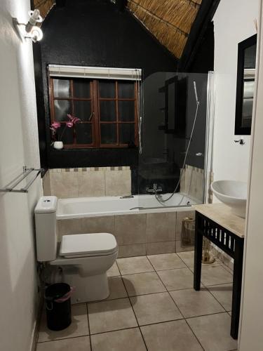 Home in Pretoria near Menlyn Maineにあるバスルーム