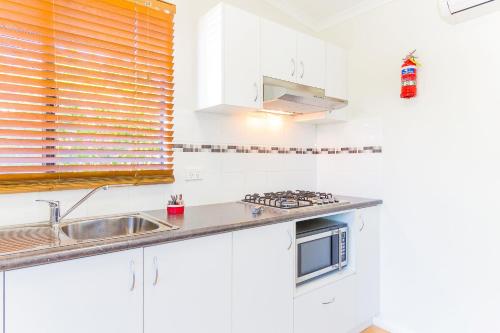 Η κουζίνα ή μικρή κουζίνα στο BIG4 Bunbury Riverside Holiday Park