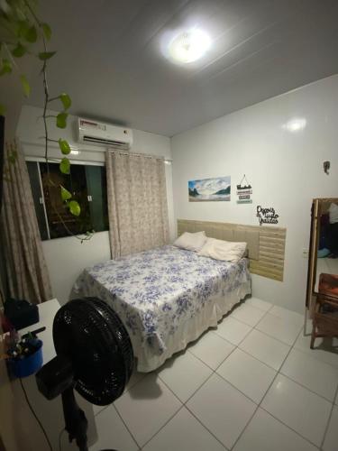 a bedroom with a bed and a window at Casa Aconchego COP 30 em Belém in Belém