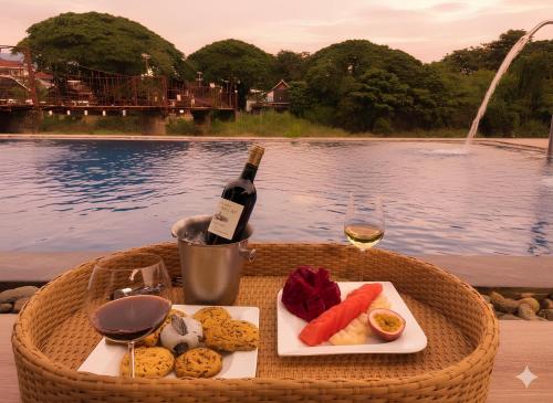 ヴァンヴィエンにあるIntimate Riverside Resortのテーブル(一皿の料理とワイン1本付)