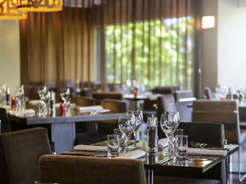 Un restaurant u otro lugar para comer en Novotel Canberra