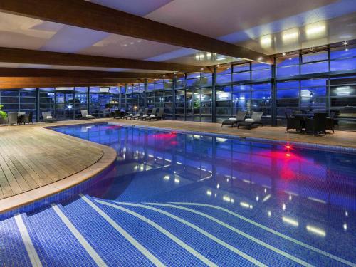 La pileta dentro o cerca de Novotel Canberra