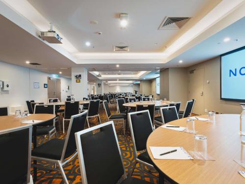 Un restaurant u otro lugar para comer en Novotel Canberra