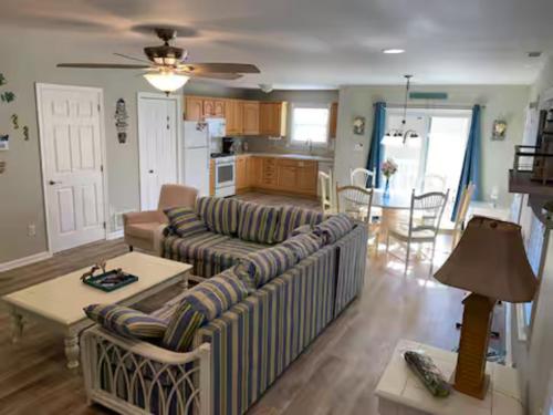 Η κουζίνα ή μικρή κουζίνα στο beautiful condo 1 block to boardwalk with parking