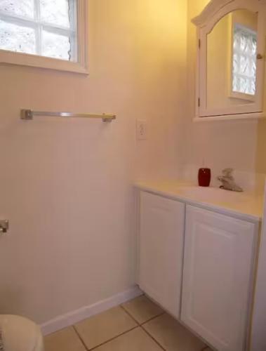 Un baño de beautiful condo 1 block to boardwalk with parking