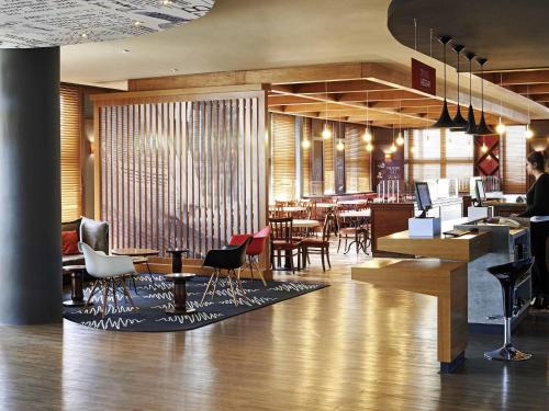 a restaurant with tables and chairs in a room at ibis Sorocaba in Sorocaba