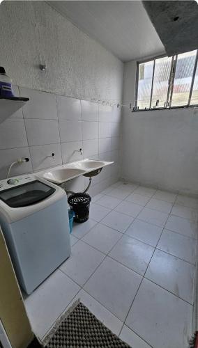 a bathroom with a toilet and a sink at Apto dois quartos com suíte e varanda in Belém