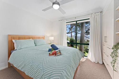 Un dormitorio con una cama con una bandeja encima. en Luxury 4BR Saratoga Retreat w/ Water Views & Pool, en Mount Pleasant