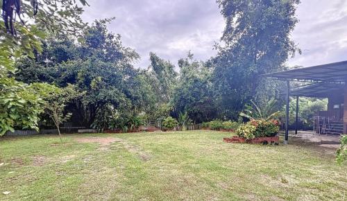 Κήπος έξω από το Pasak River Bungalow