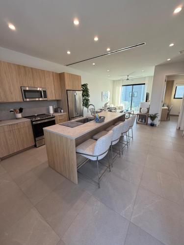 Stylish Grace Bay Condo on Top Floor with Den and Pool