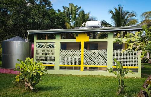 Сад в Lower Dover Jungle Lodge & Maya Ruins