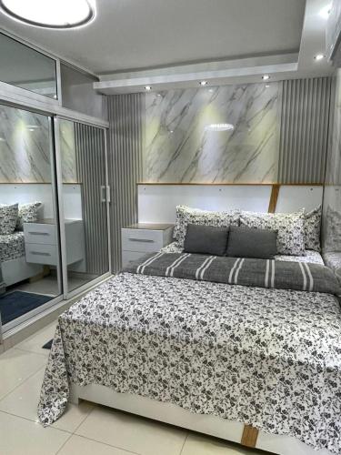 una camera da letto con un letto grande in una stanza di Luxurious and modern apartment a San Pedro de Macorís