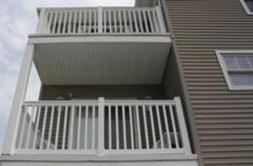 Un balcón o terraza en beautiful condo 1 block to boardwalk with parking