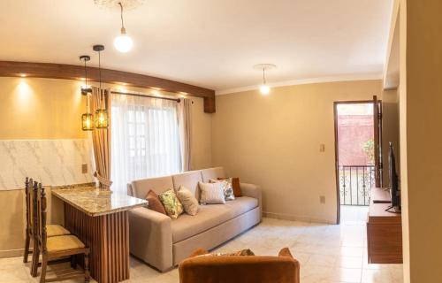 a living room with a couch and a table at Apartamento de 1 habitación en planta baja in Sucre