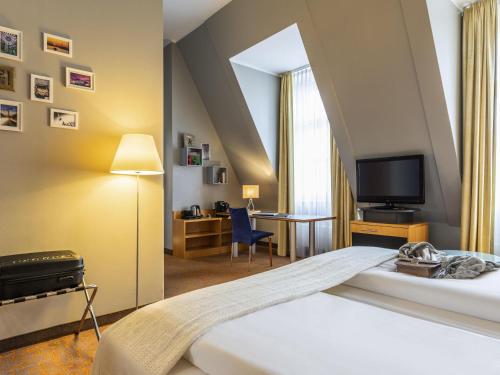 Postel nebo postele na pokoji v ubytování Mercure Hotel & Residenz Berlin Checkpoint Charlie