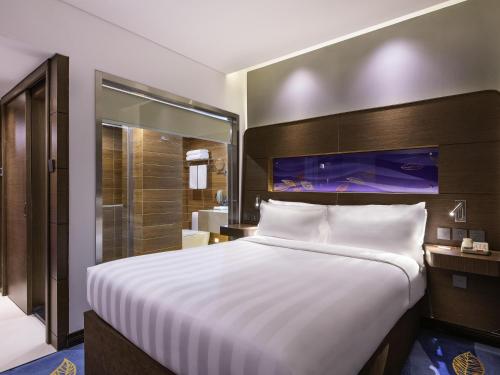 Una cama o camas en una habitación de Novotel Beijing Peace