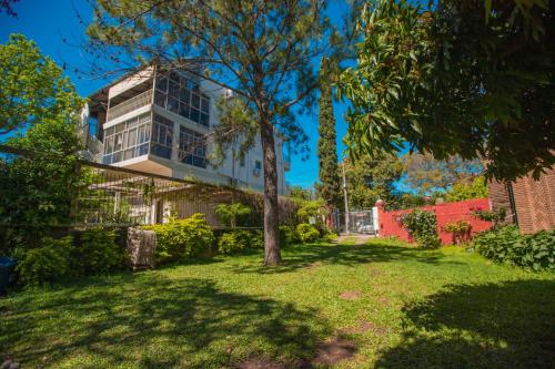 Rio Uruguai Pousada في أوروغويانا: منزل فيه شجرة في ساحة