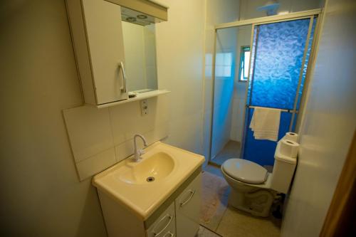 a bathroom with a sink and a toilet at Rio Uruguai Pousada in Uruguaiana