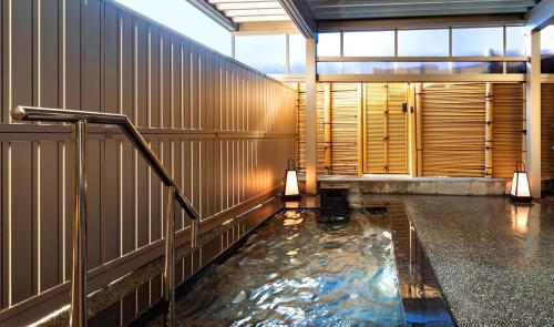 若狭町にある水月花の建物内の水たまりのある部屋