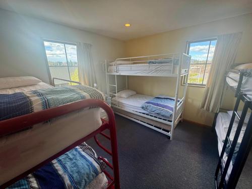 Un dormitorio con dos literas y una ventana. en 30 St James Avenue, en Hanmer Springs