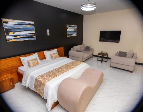 Un pat sau paturi într-o cameră la DEEL Comfort Inn
