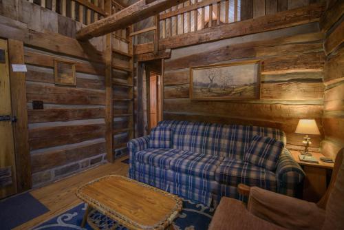 a living room with a couch in a cabin at Moore House Inn & Cabins in Marlinton