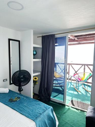 a bedroom with a bed and a balcony with a view at PARAIiSO FRENTE AL MAR in Playa Blanca