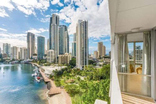 einen Balkon mit Blick auf den Fluss und die Gebäude in der Unterkunft Panorama in Gold Coast