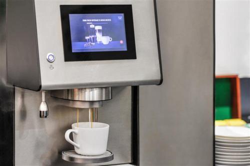 Příslušenství pro přípravu čaje a kávy v ubytování Great Southern Hotel Melbourne