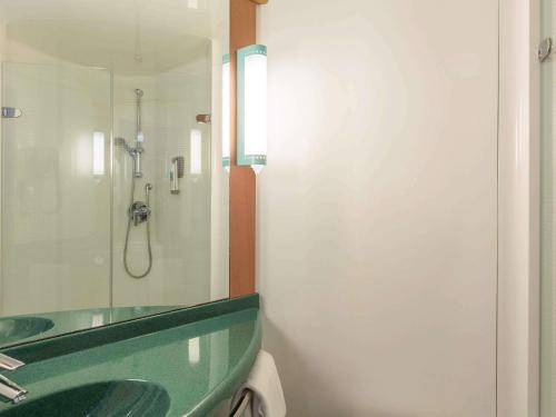 Ванная комната в ibis Besançon Centre la City