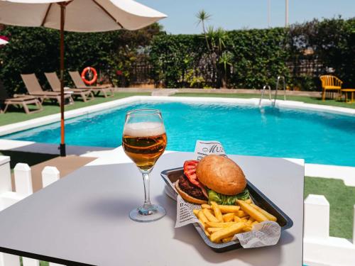 Bazén v ubytování Ibis Jerez De La Frontera Cadiz nebo v jeho okolí