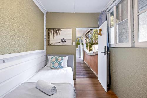 ein kleines Zimmer mit 2 Betten und einem Flur in der Unterkunft Boutique Single Room - Centrally Located at Granville -In Courtyard - Shared Bathroom & Kitchen in Sydney