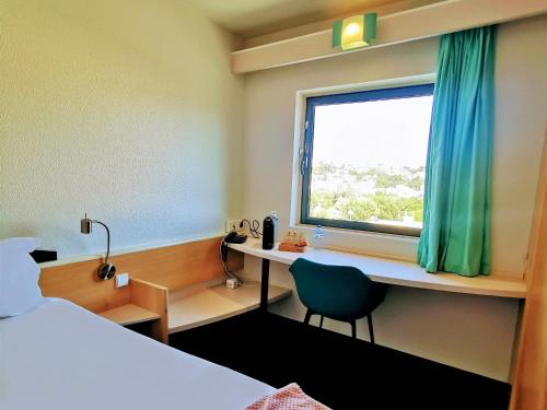Hotel ibis Leiria Fatimaにあるベッド