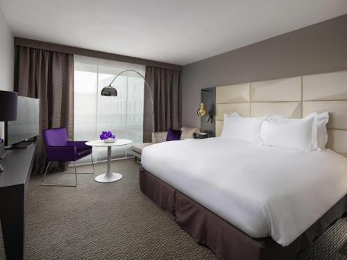Кровать или кровати в номере Sofitel Warsaw Victoria
