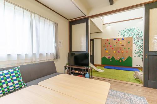 a room with a bed and a climbing wall at ジブリパークまで車10分 遊べるキッズハウス1棟貸切り 敷地内無料駐車場あり 最大12名 in Seto
