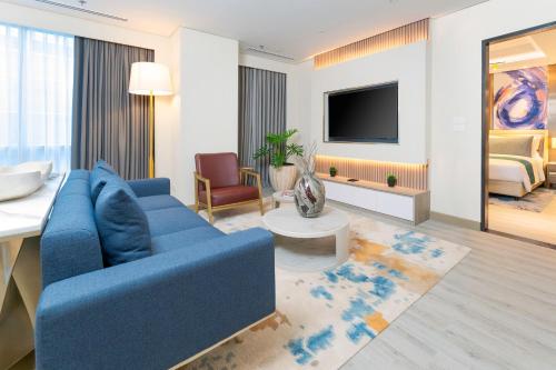Телевизор и/или развлекательный центр в Savoy Hotel Mactan Cebu near Newtown Beach