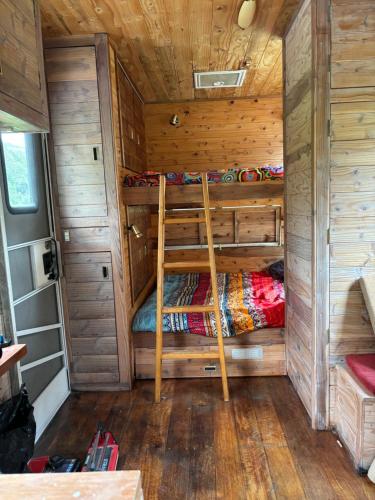 Litera o literas en una habitación de Tiny House at That Place