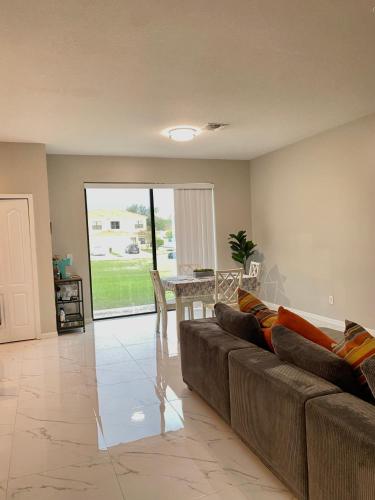 Modern Tropical Family Retreat near Legoland, Disney, Universal and Bok Towers photo 13